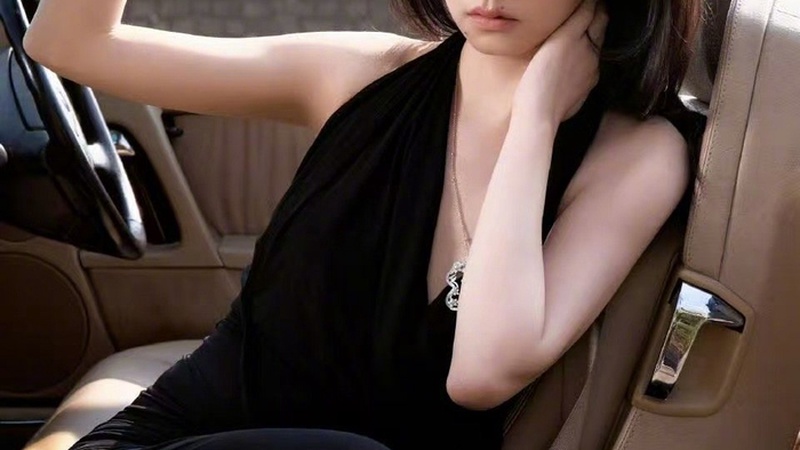 李现张婧仪新剧前海开机整理衣领拍立得互动甜度爆表